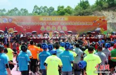 广西苍梧“三月三”抢花炮  “东方橄榄球”演绎民俗新活力